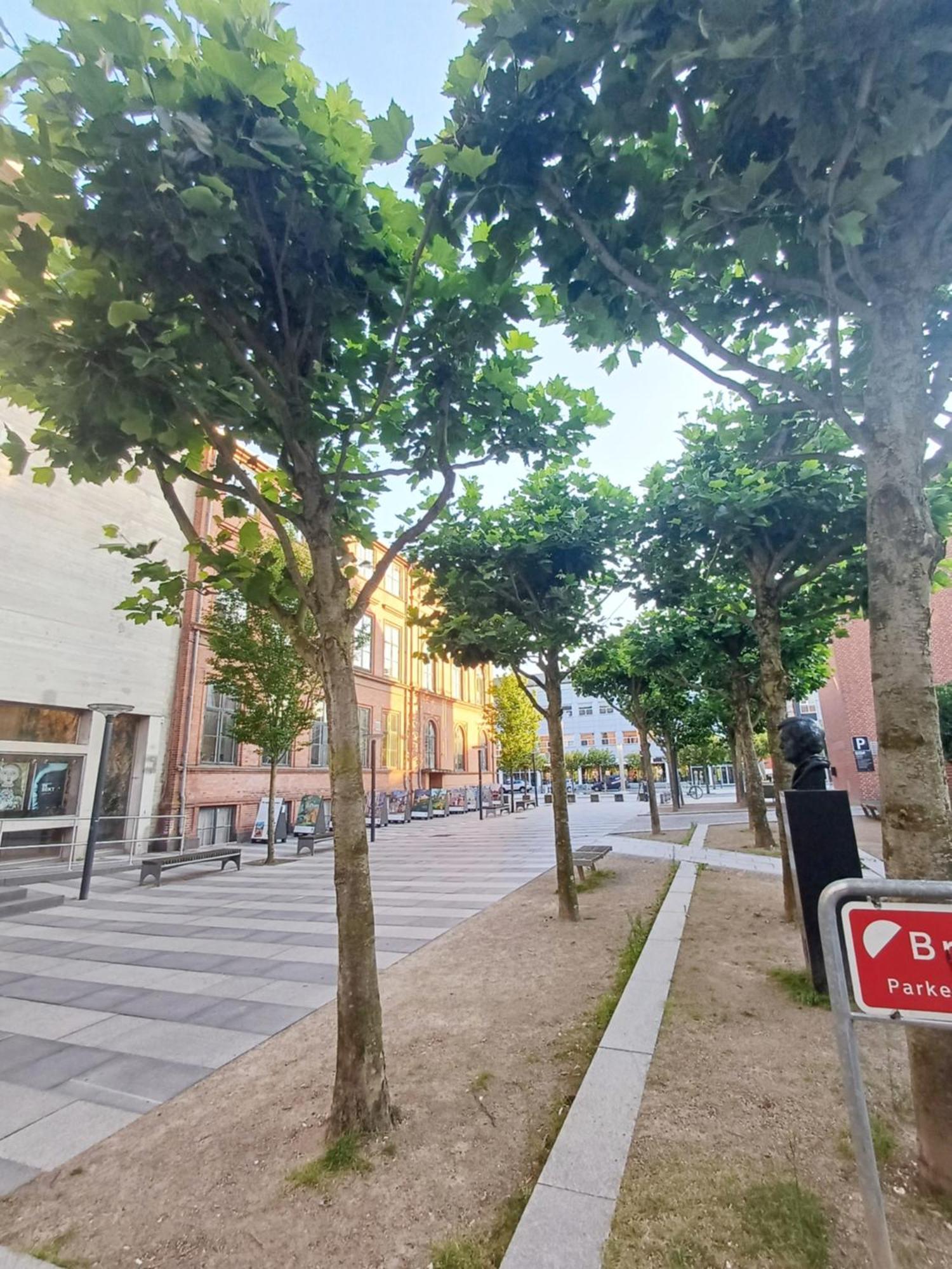 Large Double Room In The Center Of City ランダーズ エクステリア 写真